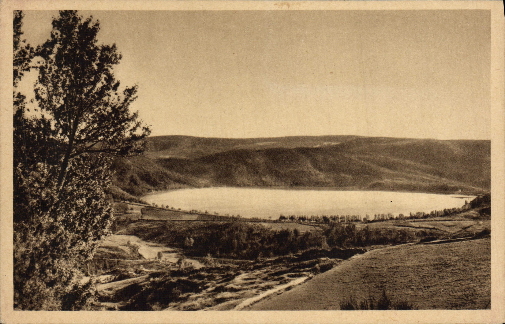 Lac d'Issarlès (Ardèche) — Vue panoramique — Édition Artistique, H. Collin