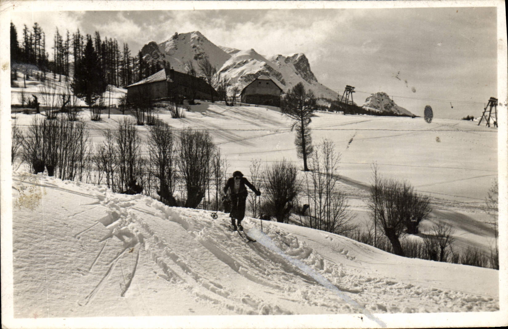 CPM Sports d'hiver Ski Le Sauze Station d'hiver de Barcelonnette Vue sur le Chapeau de gendarme et le pain de sucre