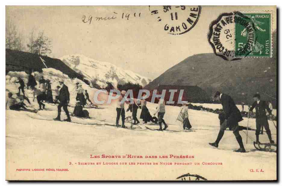 Les Sports d'Hiver dans les Pyrénées — Skieurs et Lugges sur les pentes de Néige pendant un Concours — Phototype Labouche Frères, Toulouse