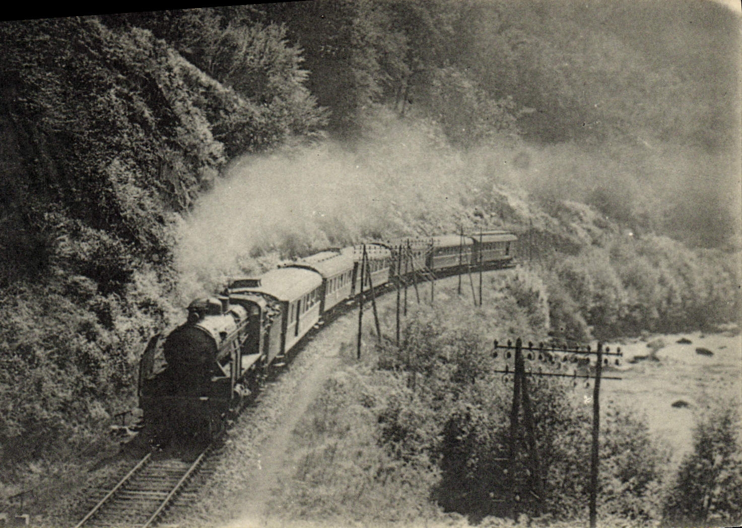 CPA Train Locomotive Region du Sud Ouest L'express Bordeaux Clermont Vichy entre Cornil et Tulle