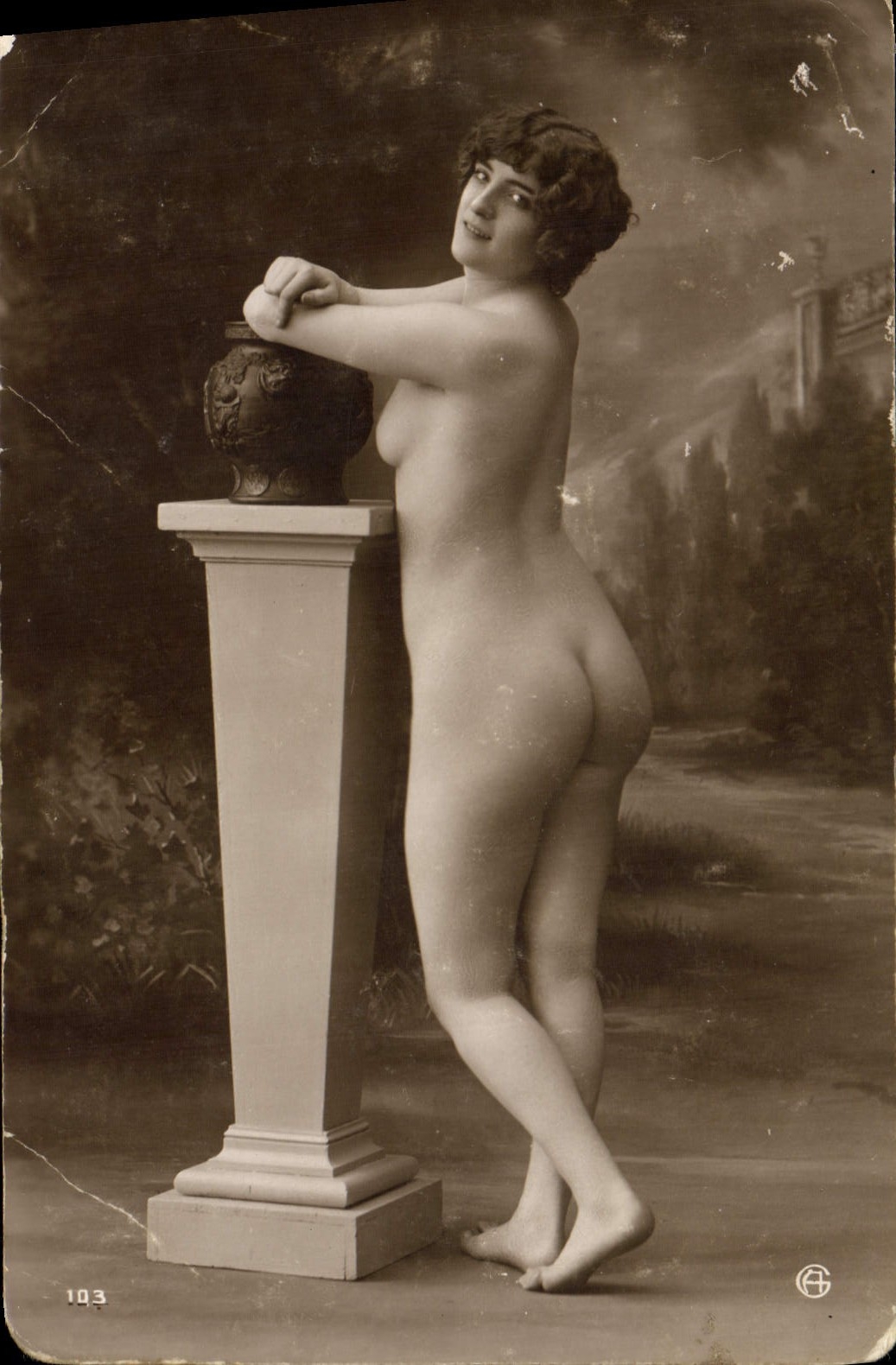 Frauen nackt — klassische Pose mit Vase auf Sockel — Verlag GH, Seriennummer 103