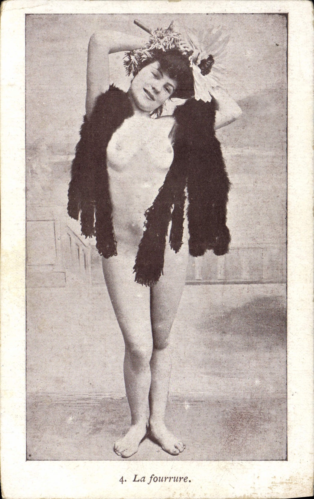 CPA Nu erotique Femme La fourrure