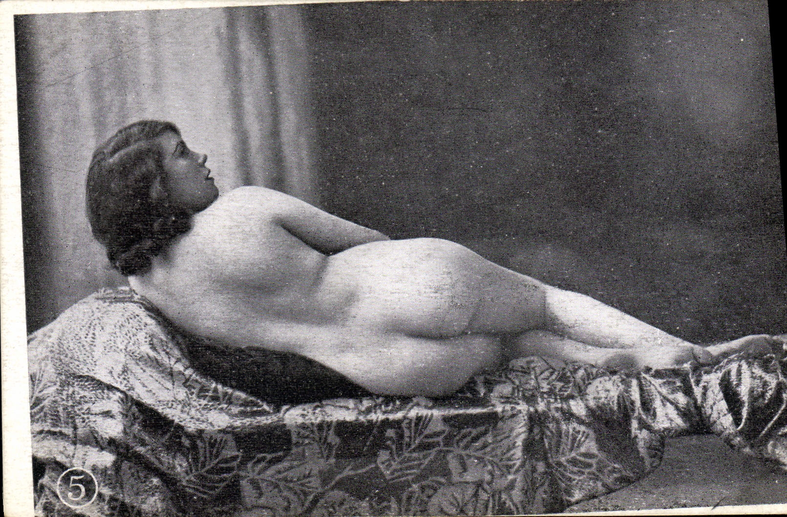 Nudité féminine — pose allongée — série 5