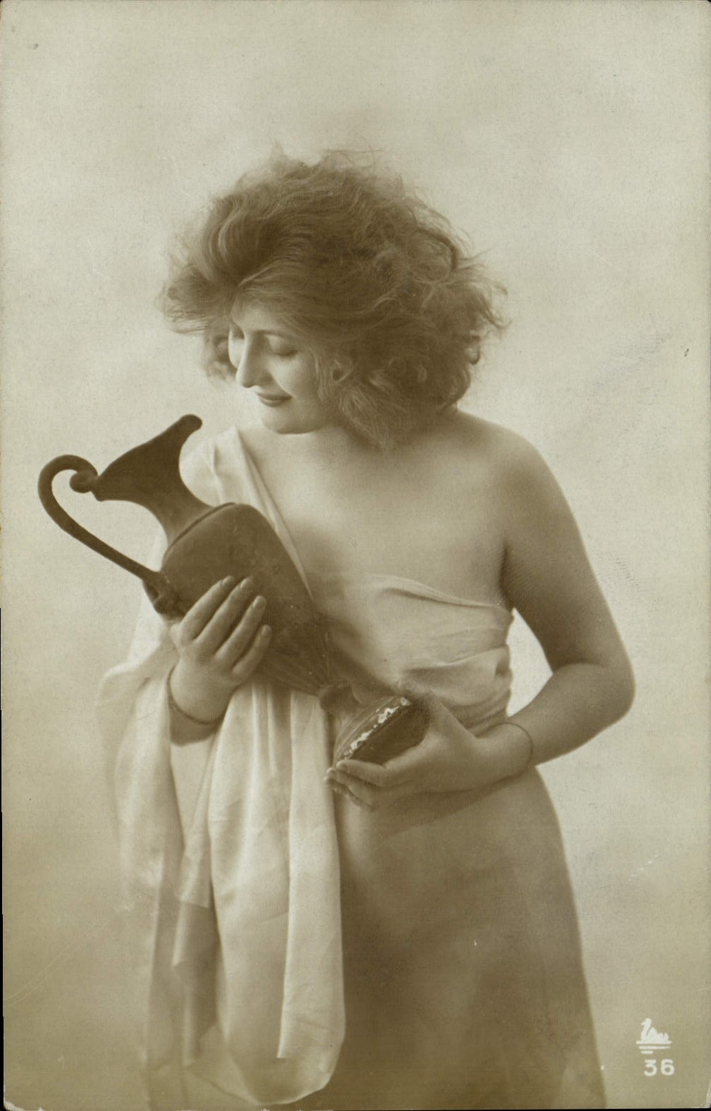 Mujer en vestido antiguo sosteniendo un cráter — serie 36 — editor desconocido