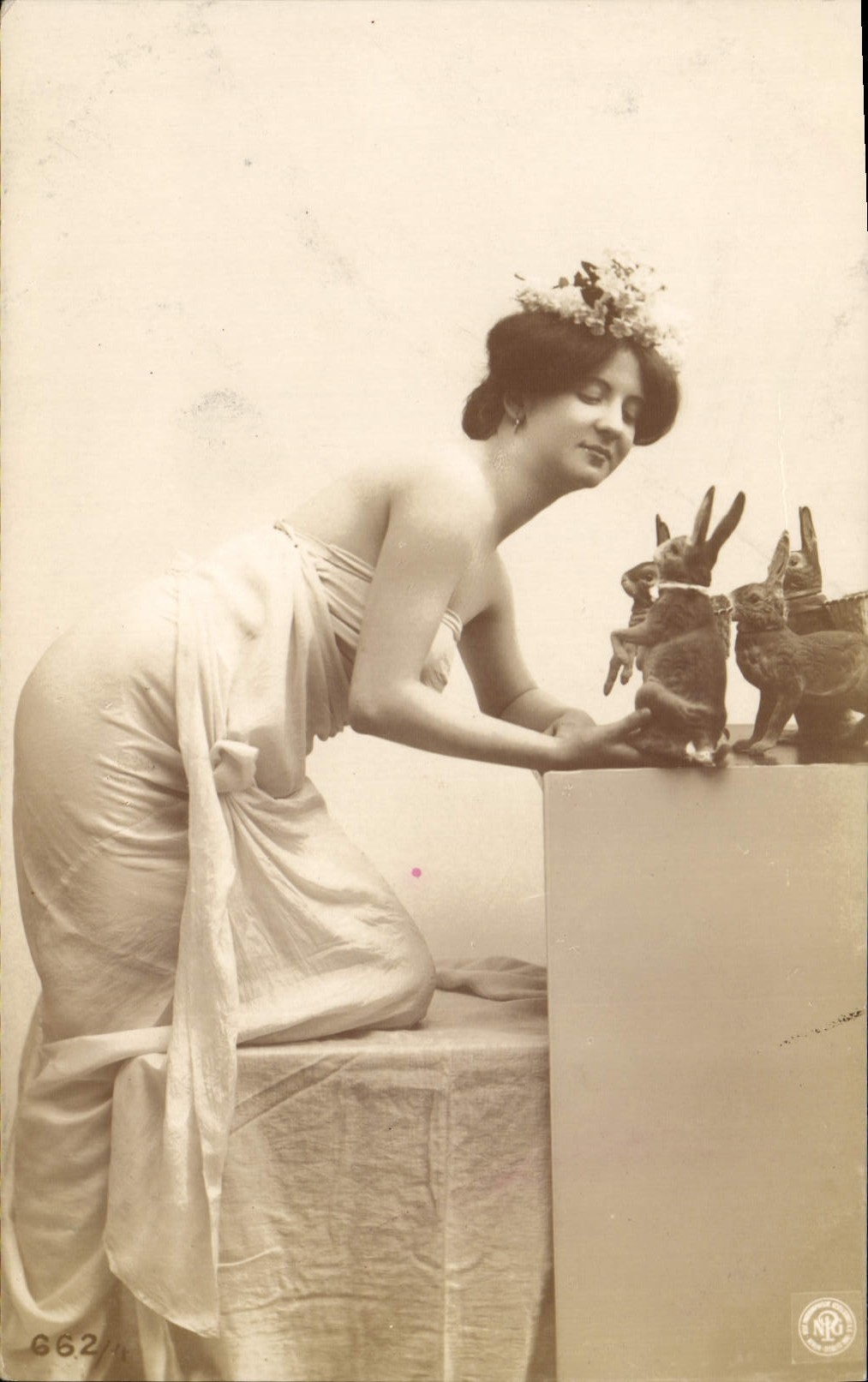 Femme en robe drapée — avec lapins en bois — NRG, n° 662