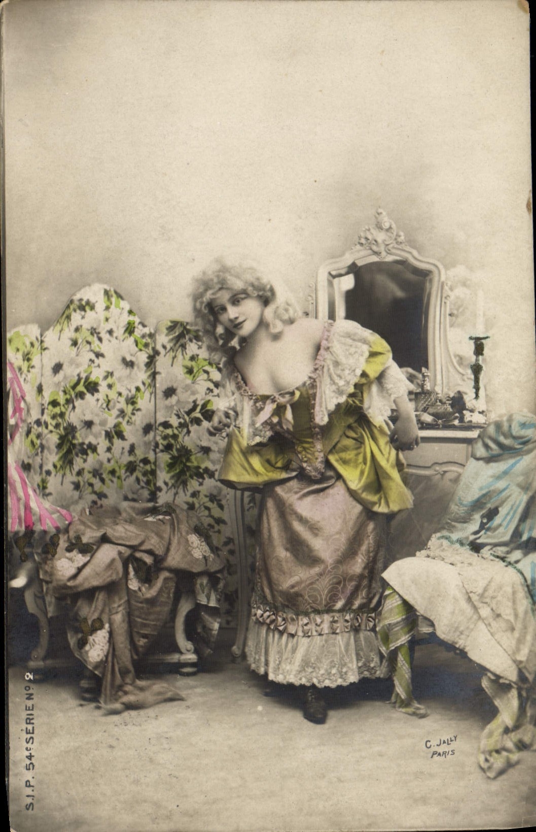 Femme en robe de style ancien — C. JALLY, Paris, série 98 — S.J.P. 54c