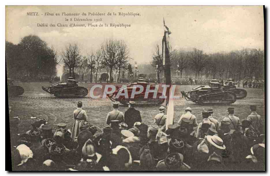 CPA Militaria Tank Metz Fetes en l'honneur du President de la Republique Defile des chars d'assaut 