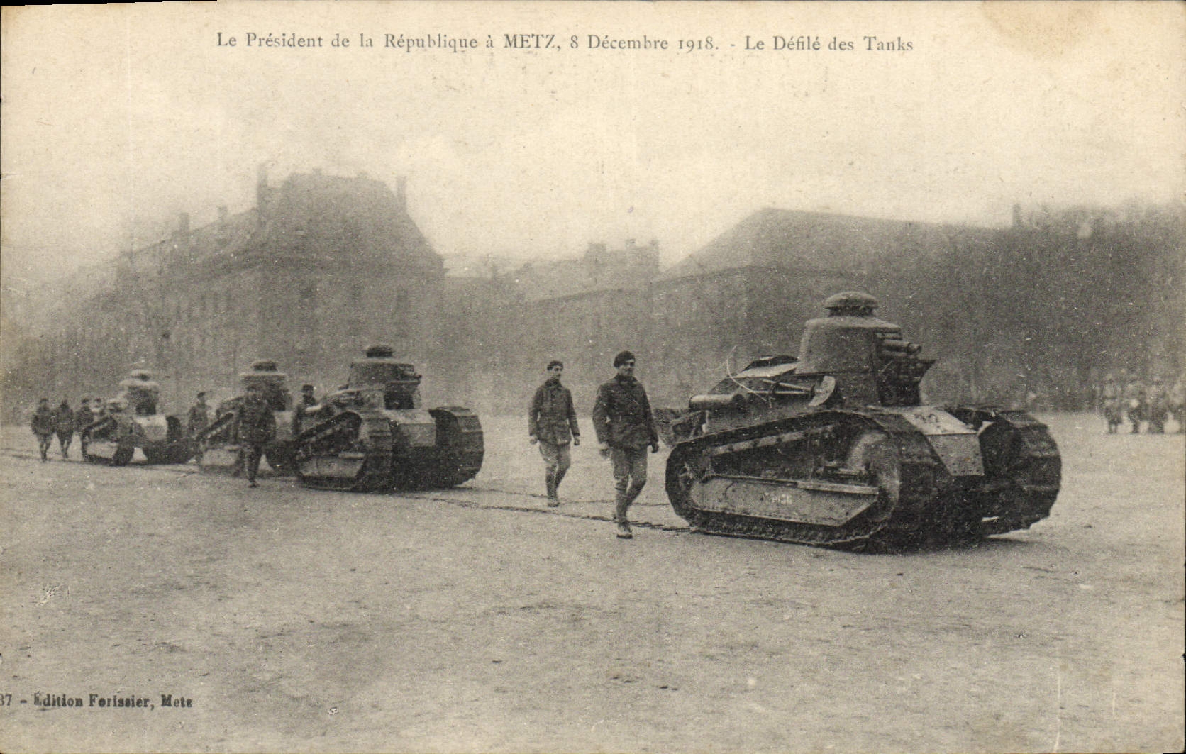 CPA Militaria Tank Le President de la Republique a Metz Defile des tanks