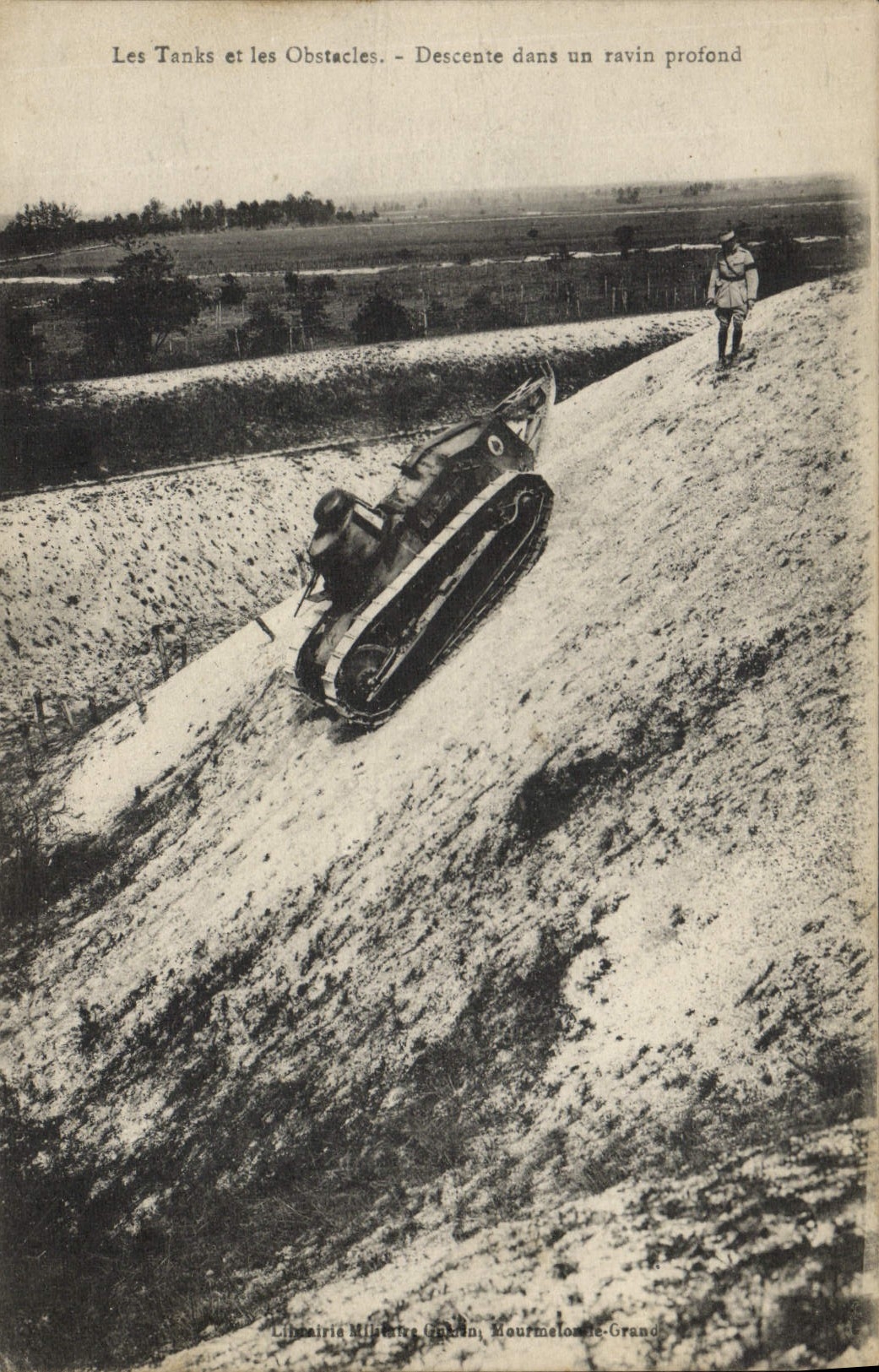 CPA Militaria Tank Les tanks et les obstacles Descente dans un ravin profond