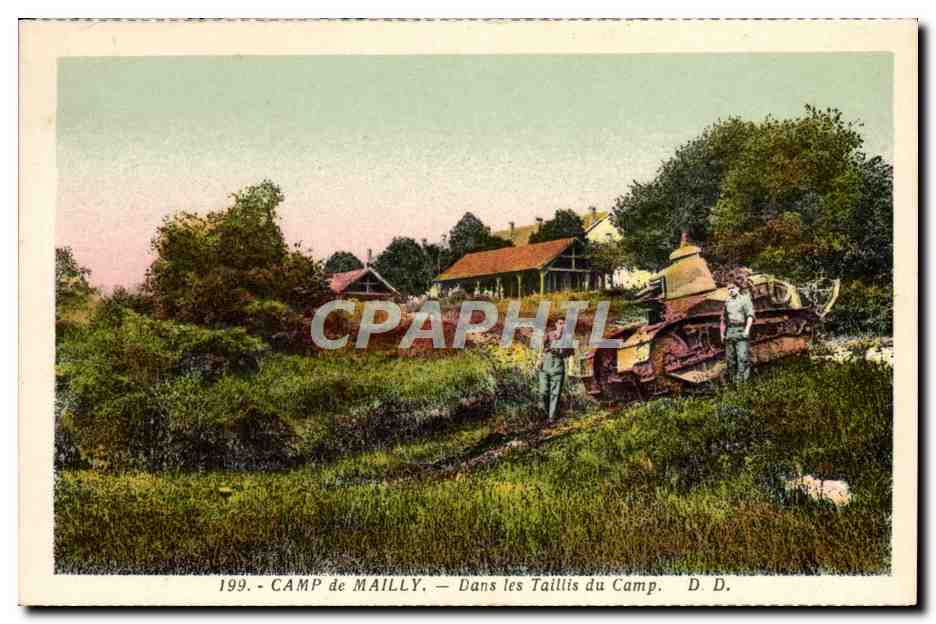 CPA Militaria Tank Camp de Mailly Dans les taillis du camp