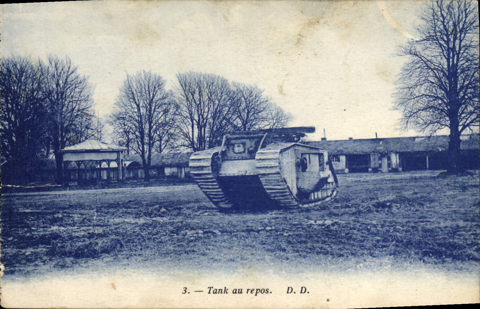 CPA Militaria Tank au repos
