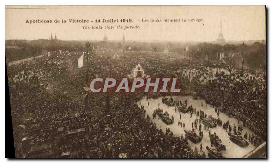 CPA Militaria Tank Apotheose de la victoire 14 juillet 1919 Les tanks ferment le cortege Paris Tour Eiffel