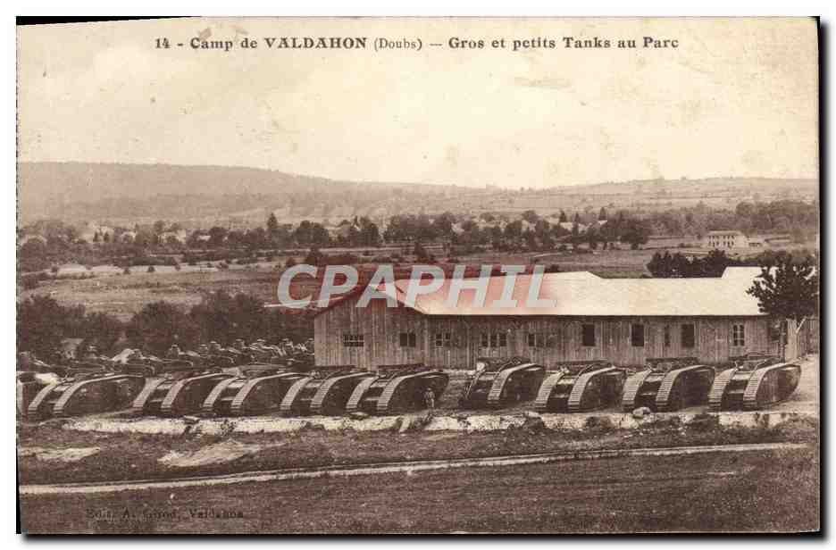 CPA Militaria Tank Camp de Valdahon Gros et petits tanks au parc