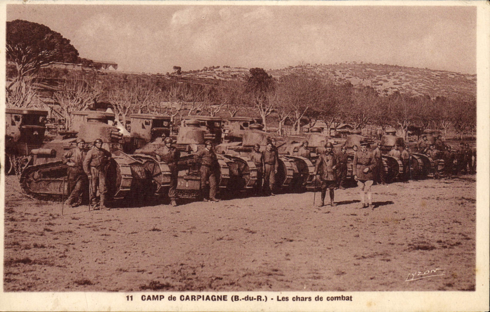 CPA Militaria Tank Camp de Carpiagne Les chars au combat