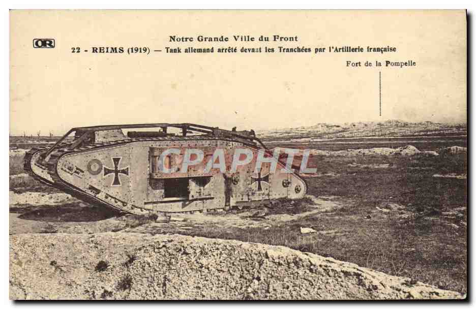 CPA Militaria Tank Reims Tank allemand arrete devant les tranchees par l'artillerie francaise