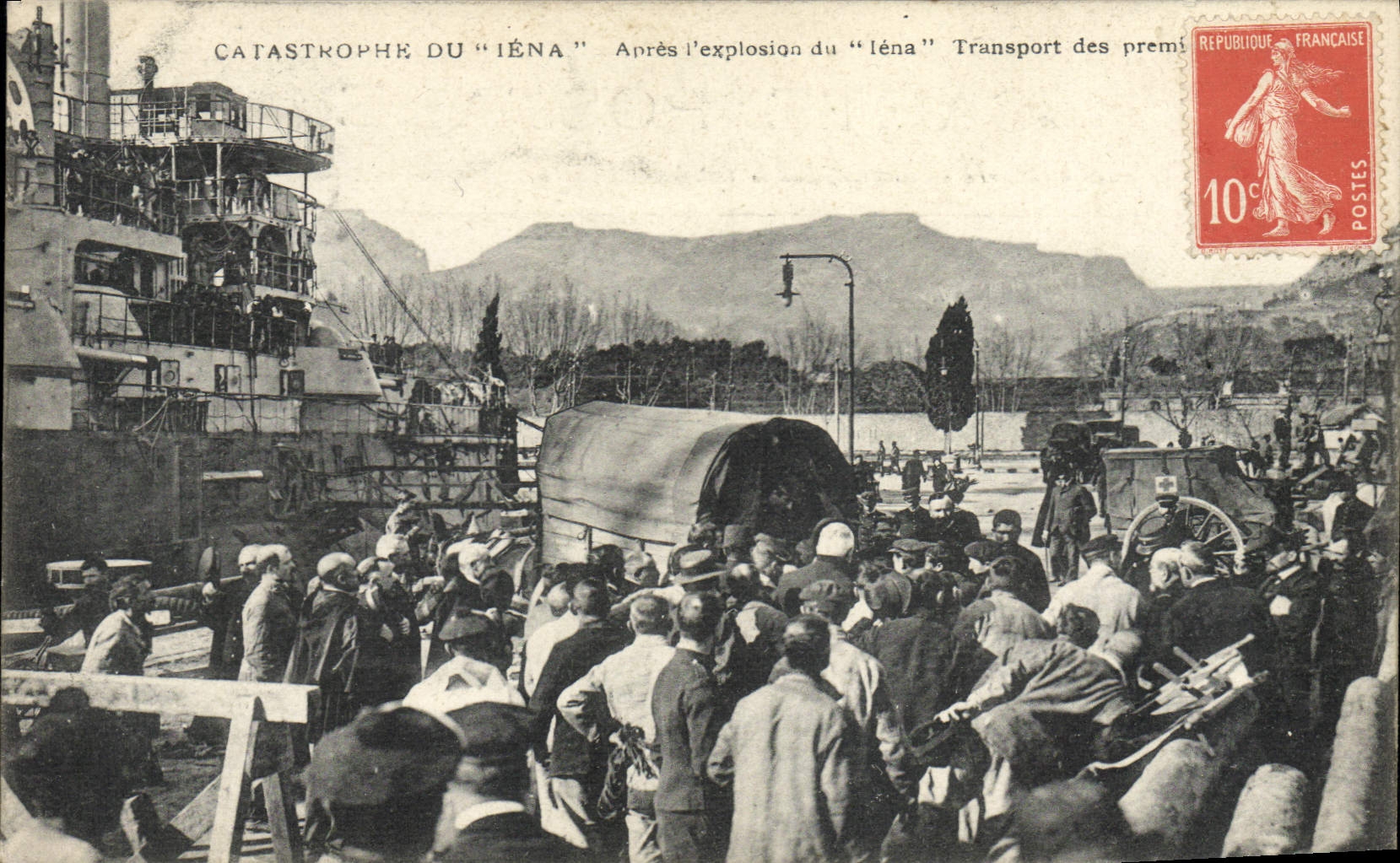 Catastrophe du "Iéna" — Après l'explosion du "léna" — Transport des premiers secours — Éditeur : Atchiers de Phototypie, France