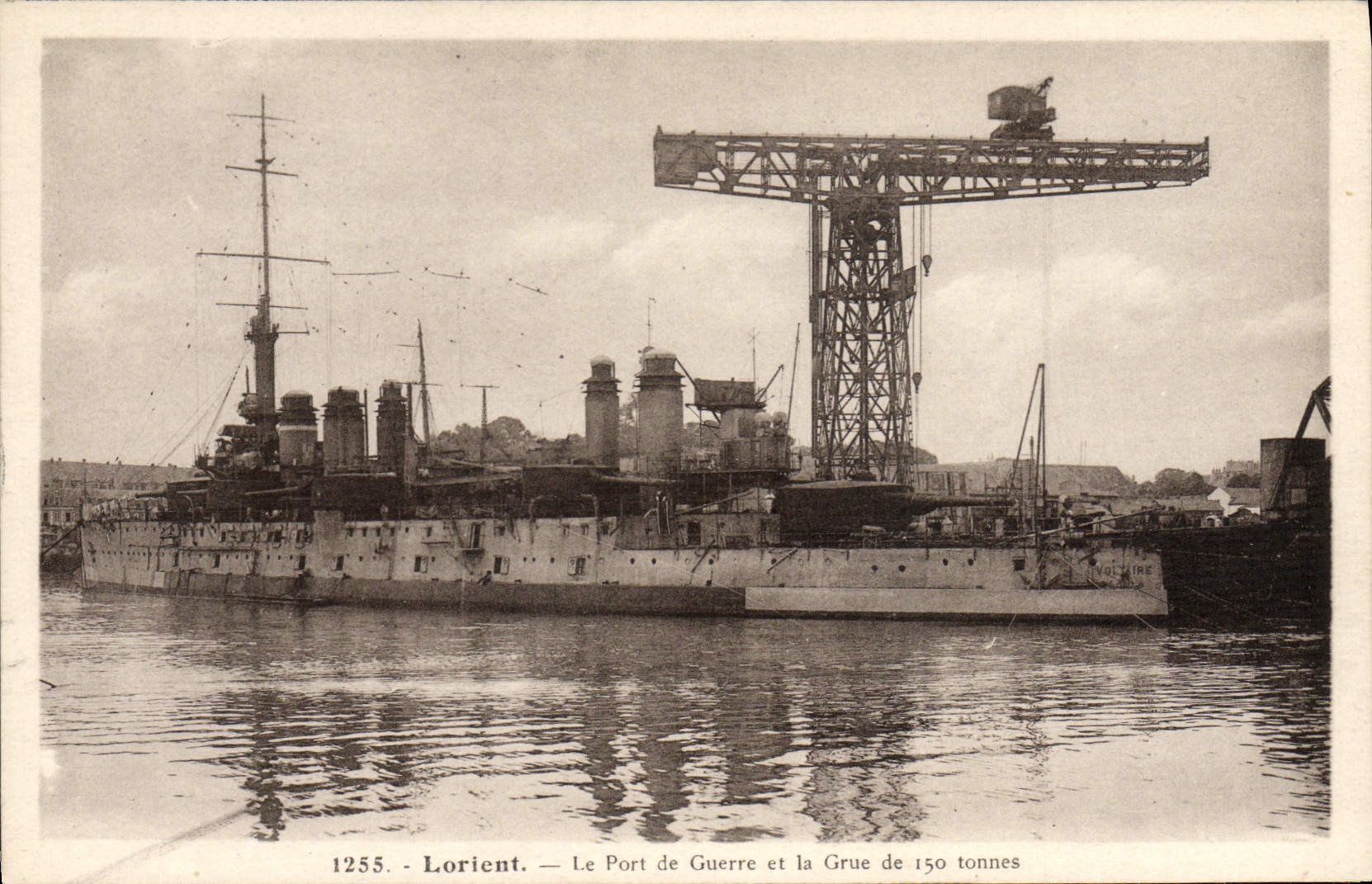 CPA Bateau Guerre Lorient Le port de guerre et la grue de 150 tonnes