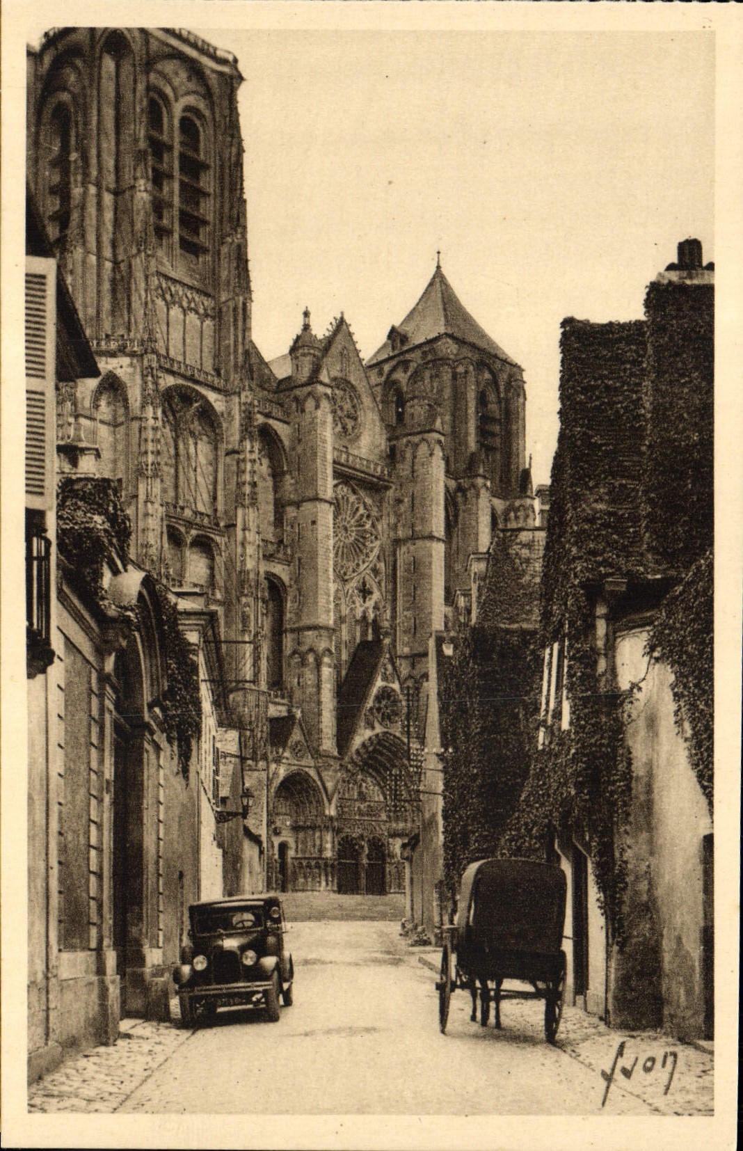 CPA Bourges La Cathedrale Facade de la cathedrale vue d'une vieille rue 
