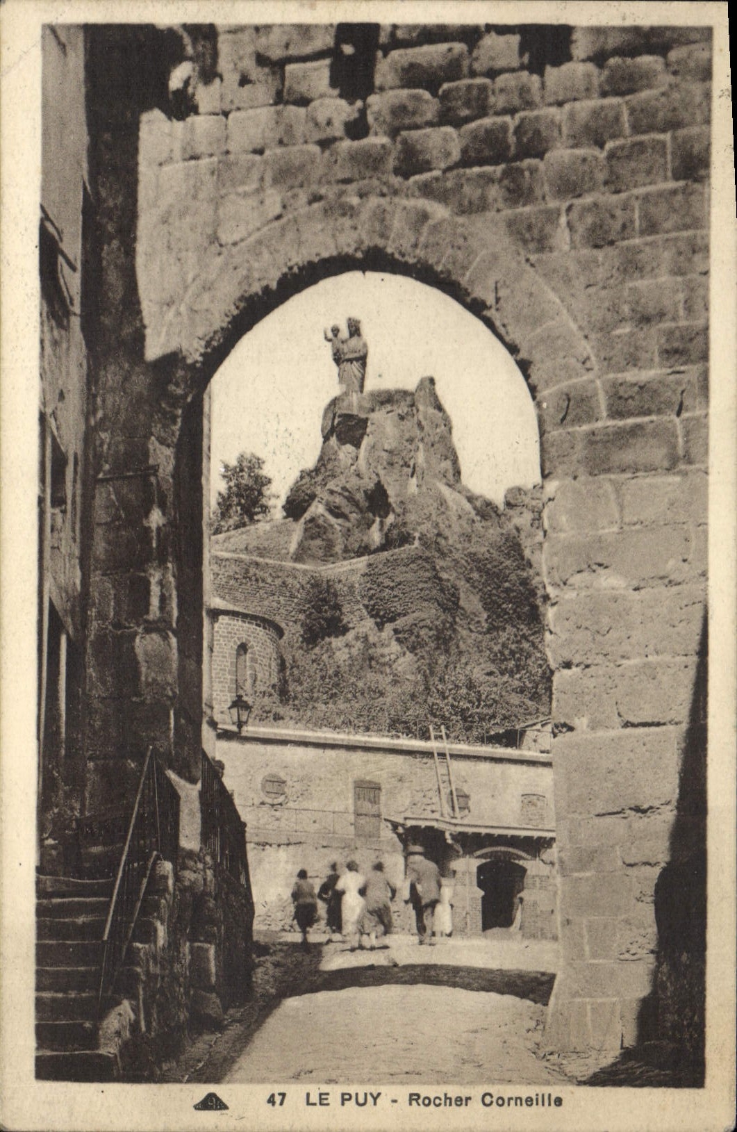 Le Puy - Rocher Corneille — vue à travers un arc en pierre, statue sur rocher — CI DES ARTS PHOTOGRAPHIQUES, n°47