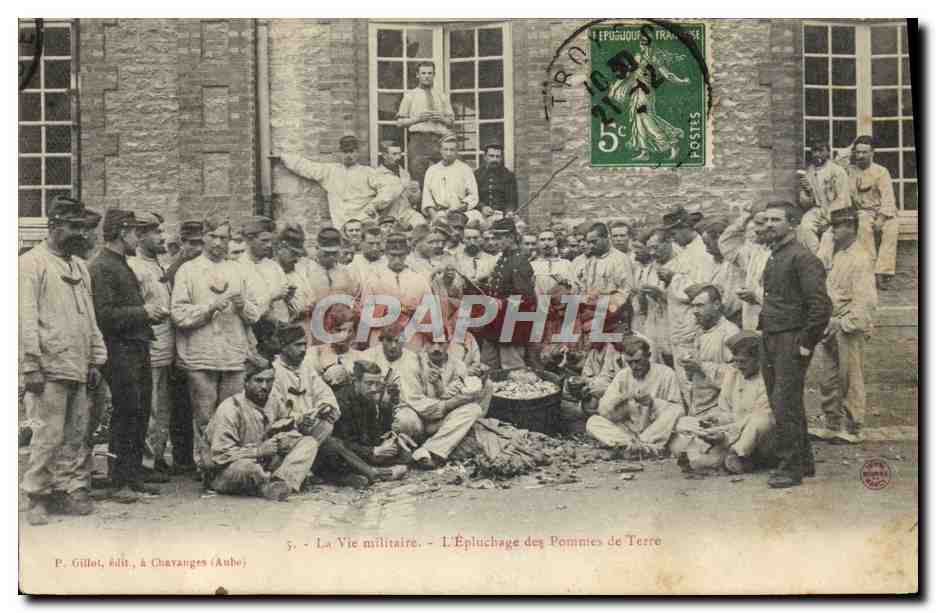 CPA Militaria L'epluchage des pommes de terre