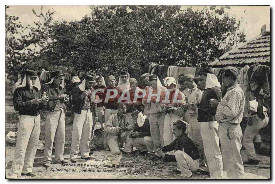 CPA Militaria Epluchage des pommes de terre au cantonnement 