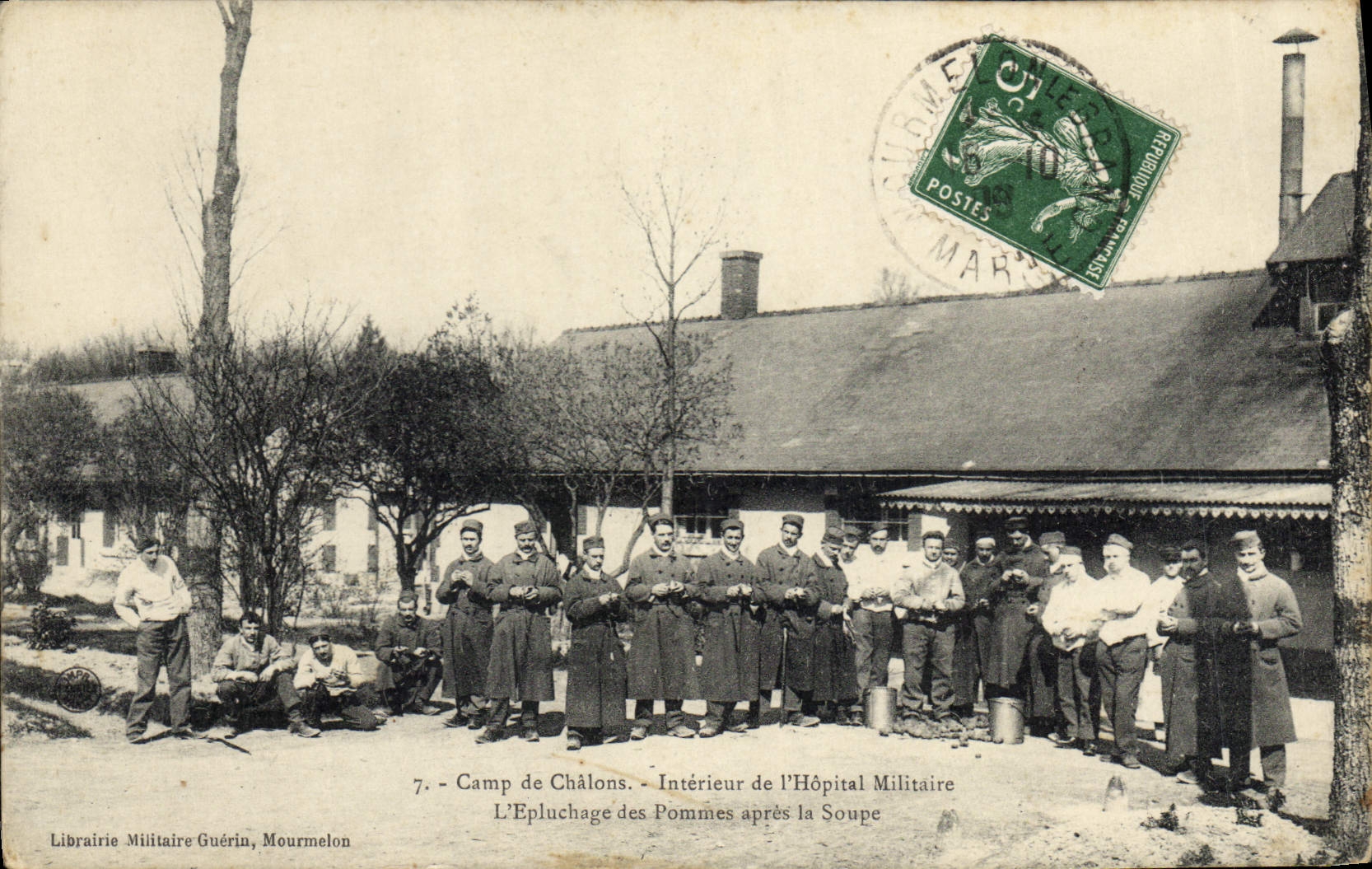 Camp de Châlons — Intérieur de l'Hôpital Militaire — L'Epluchage des Pommes après la Soupe — Librairie Militaire Guérin, Mourmelon