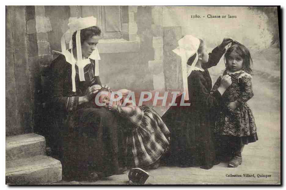 CPA Bretagne Chasse aux poux Folklore Enfants 