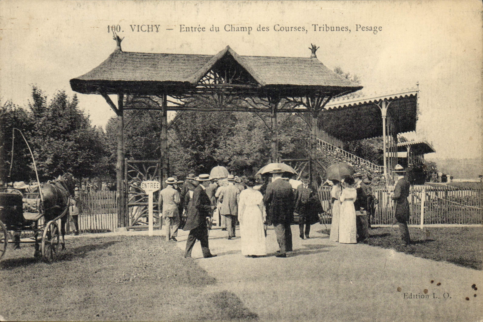 CPA Cheval Equitation Hippisme Vichy Entree du Champ de courses Tribunes Pesage 