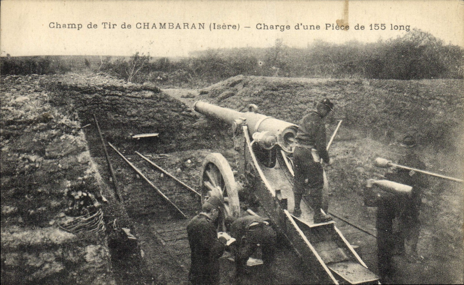 CPA Militaria Champ de tir de Chambaran Charge d'une piece de 155