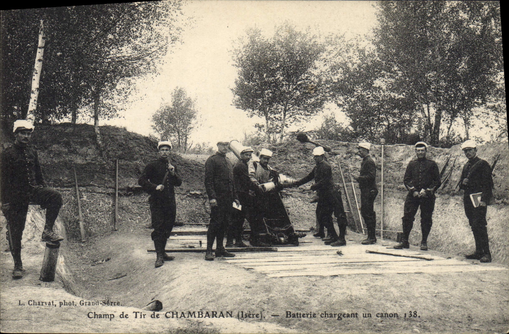 CPA Militaria Champ de tir a Chambaran Batterie chargeant un canon 