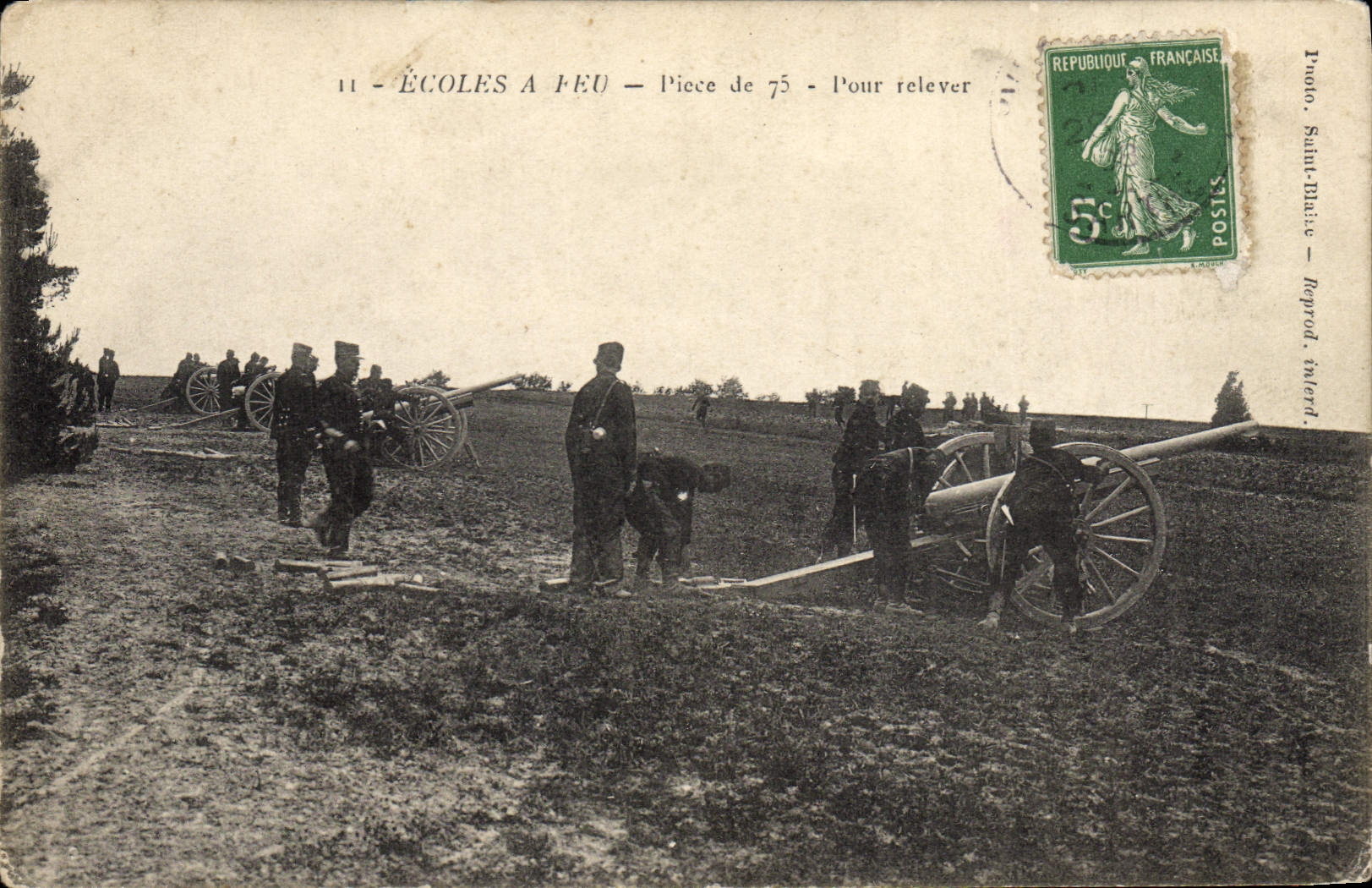 CPA Militaria Ecoles a feu Piece de 75 Pour relever 