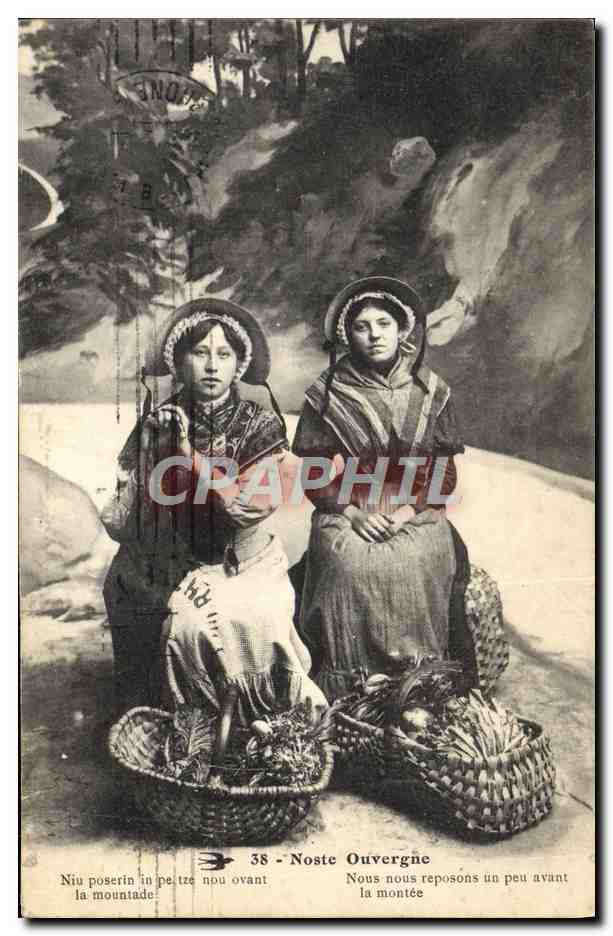 CPA Folklore Auvergne Femmes 