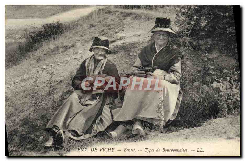 CPA Folklore Environs de Vichy Busset Types de Bourbonnaises 