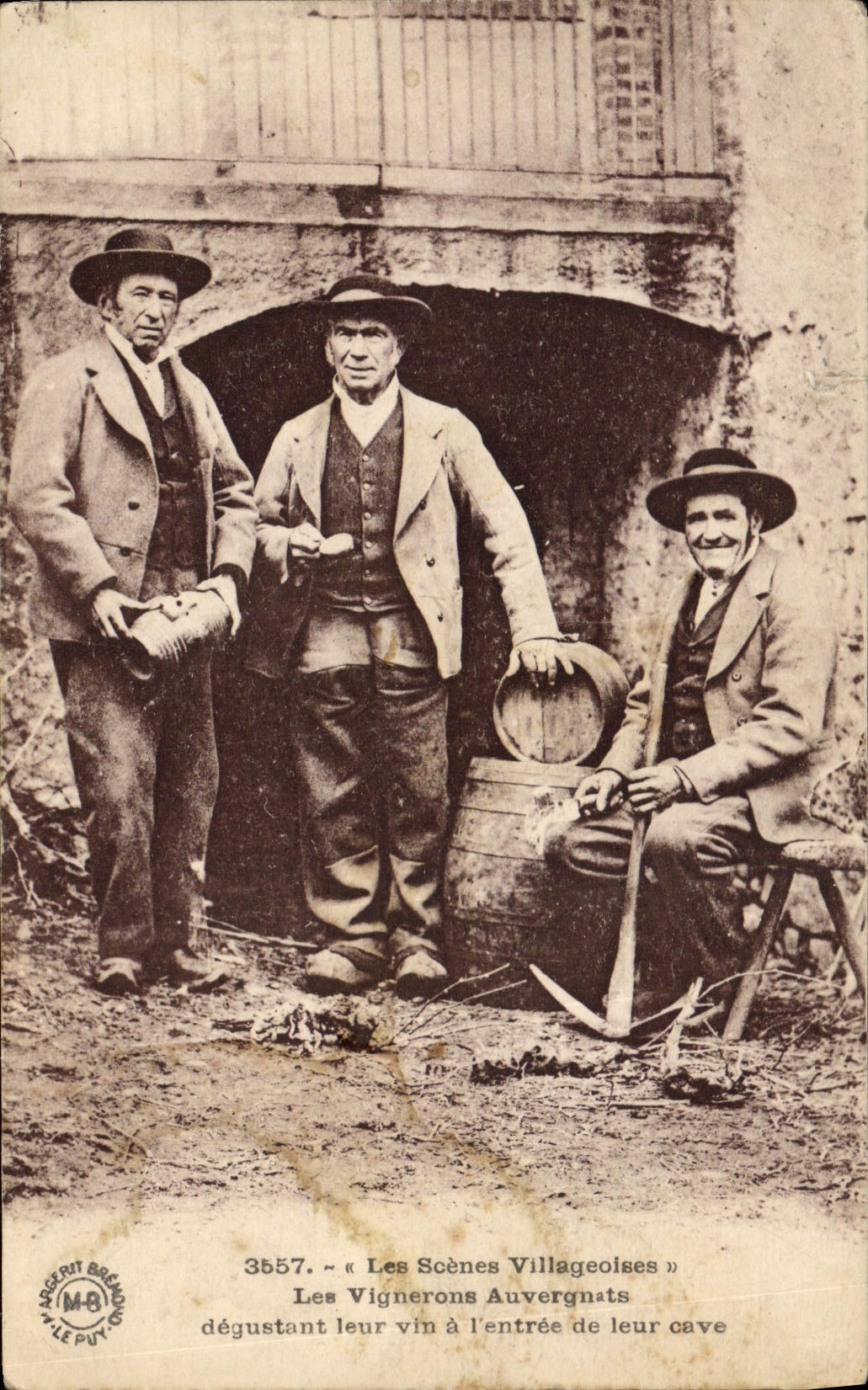 CPA Folklore Auvergne Les vignerons auvergnats 