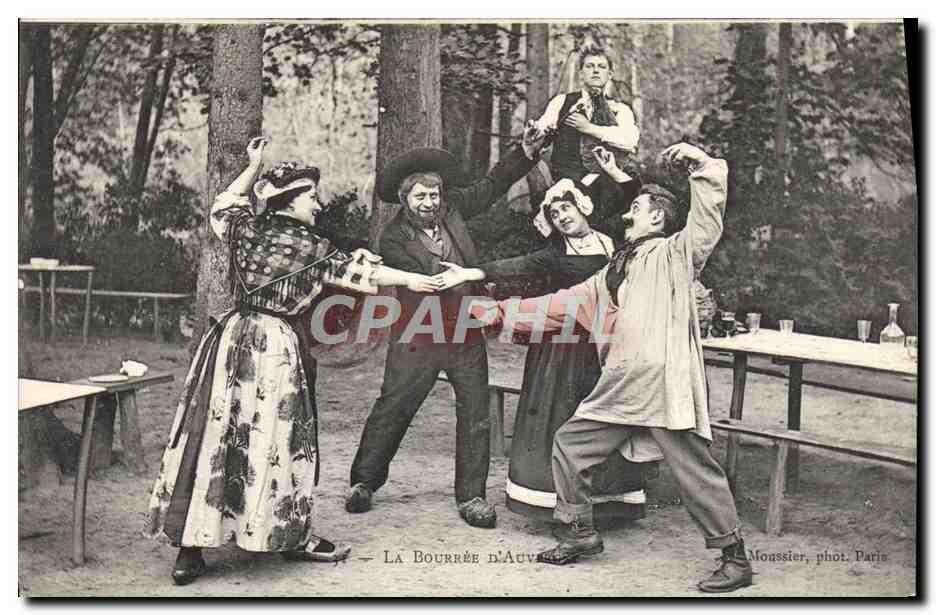 CPA Folklore Auvergne La bourree