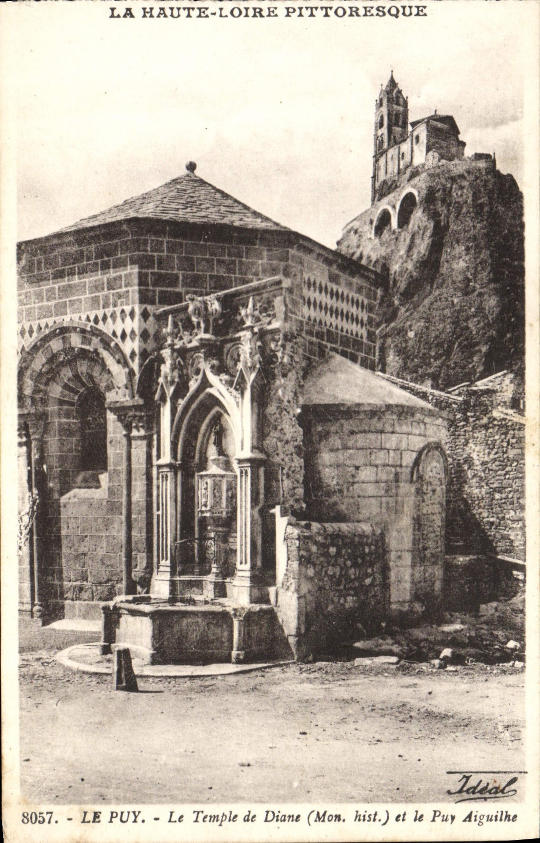 CPA Le Puy Le Temple de Diane et le Puy Aiguilhe 