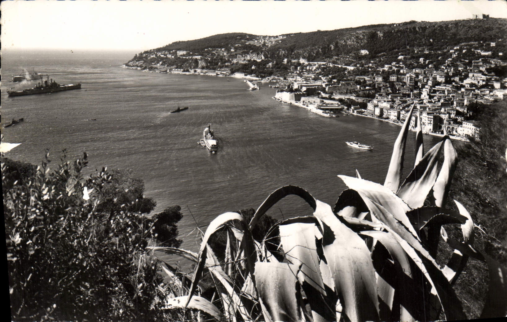 Villefranche-sur-Mer — vue sur la ville et l'escadre en rade — Editions S.P.T. - 24, rue Alexis-Maspéro, Nice