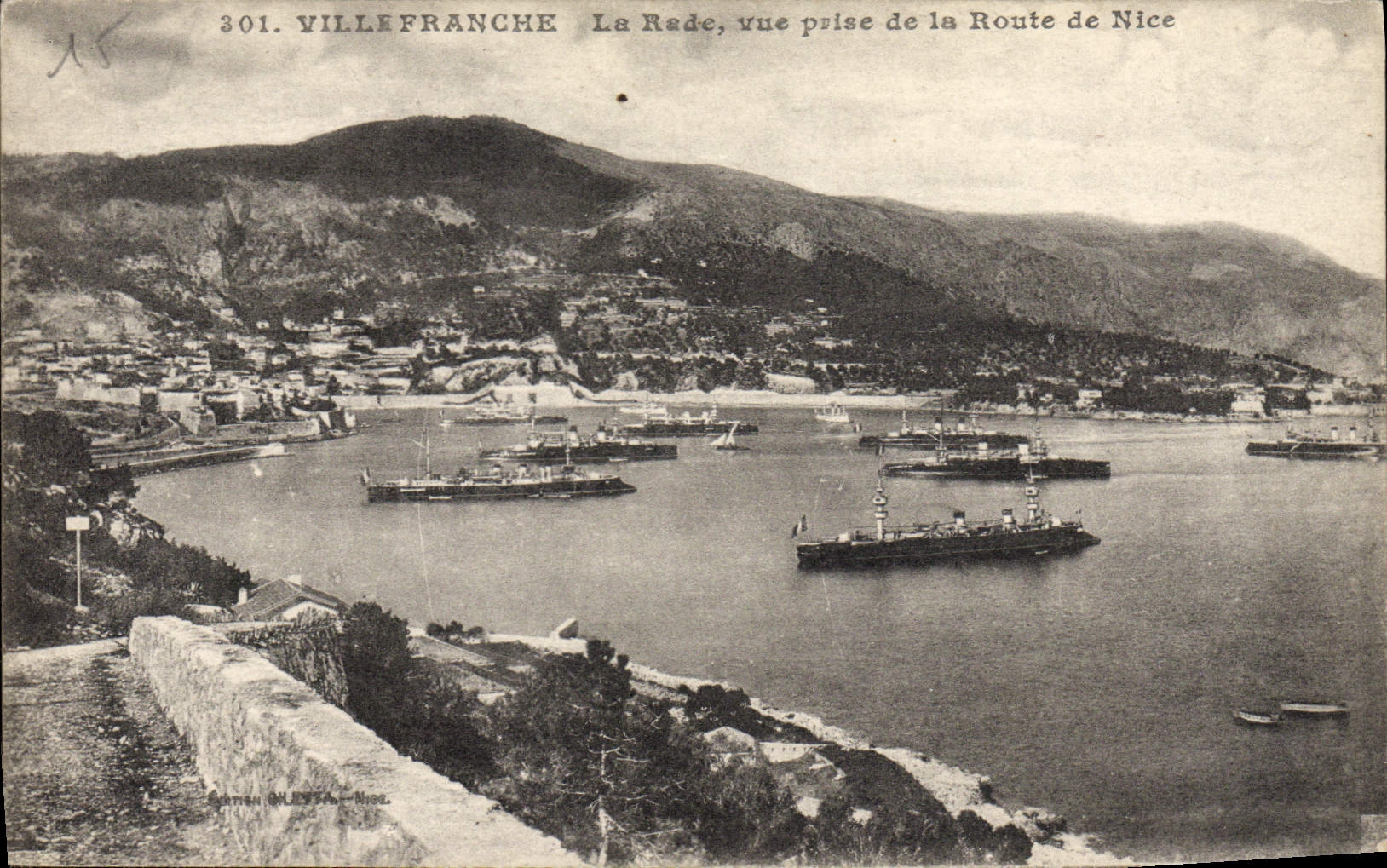 CPA Villefranche Sur Mer La rade Vue prise de la route de Nice Bateaux