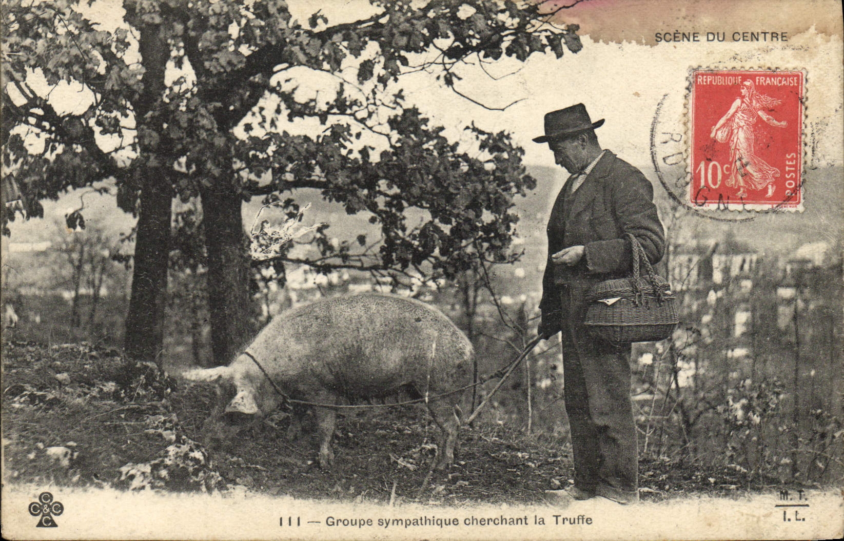 Groupe sympathique cherchant la Truffe — Scène du Centre — M.T. I.L.