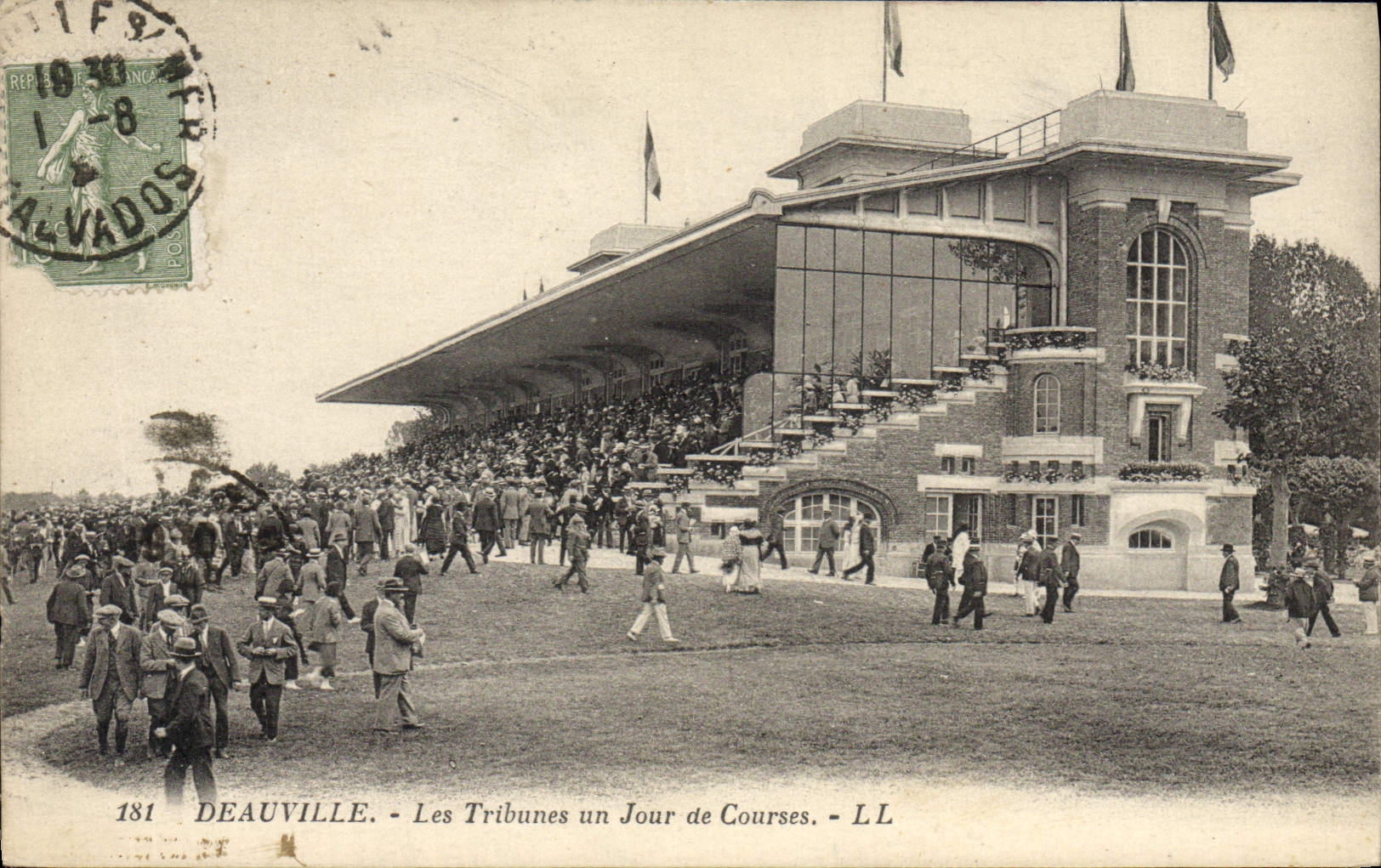 Deauville - Les Tribunes un Jour de Courses - LL