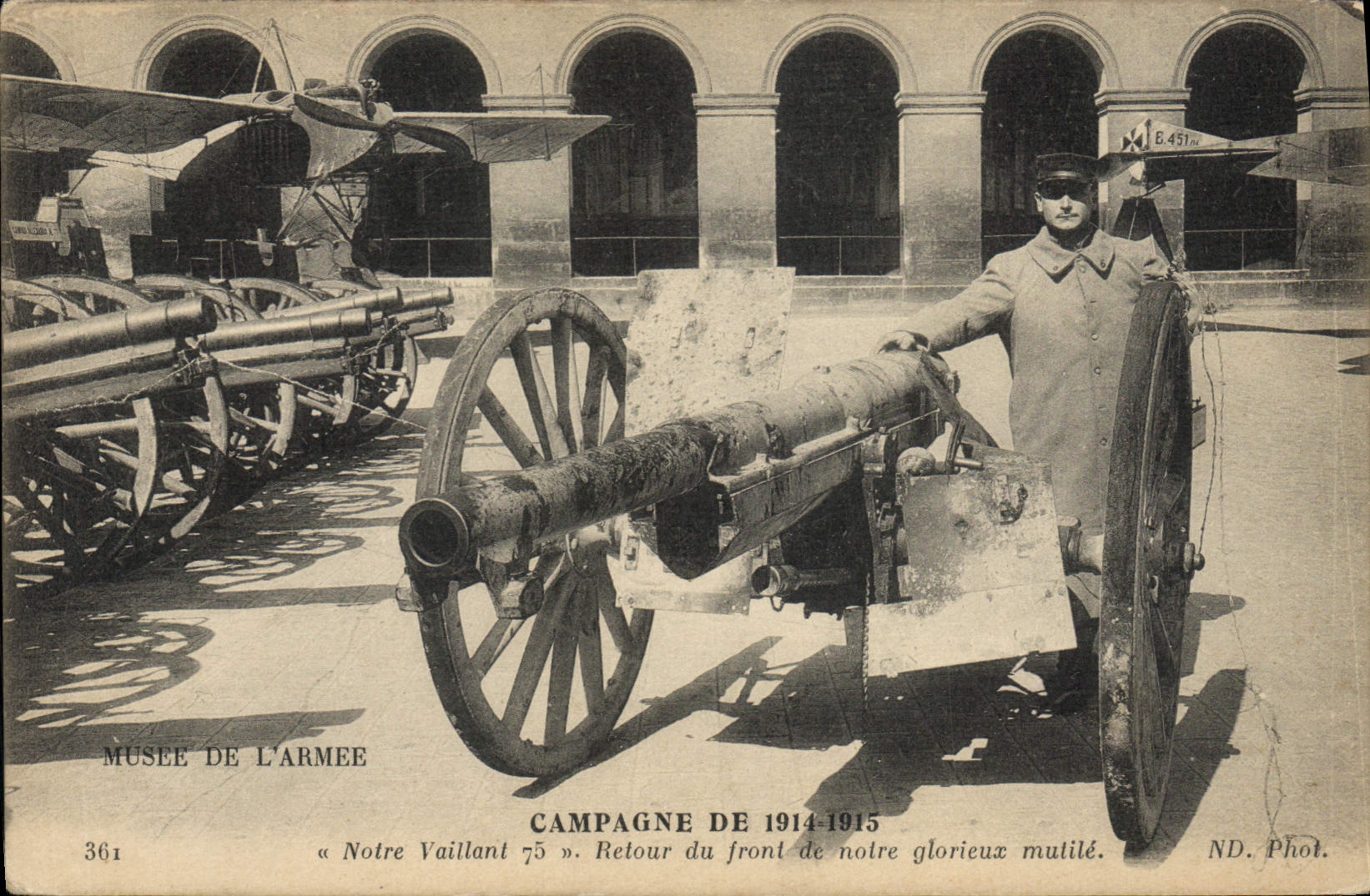 Musee de l'Armée — Campagne de 1914-1915 — « Notre Vaillant 75 » Retour du front de notre glorieux mutilé. — ND. Phot. — N° 361