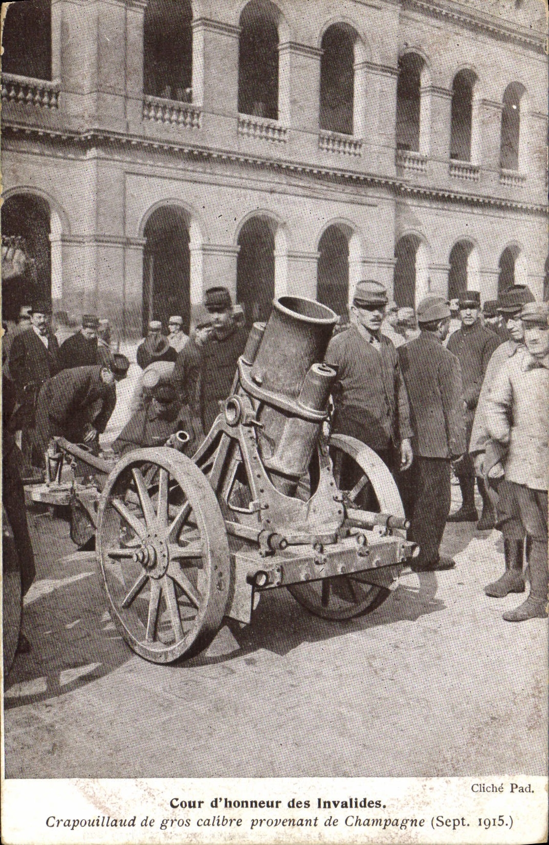 Cour d'honneur des Invalides — Canon de gros calibre provenant de Champagne (Sept. 1915) — Cliché Pad