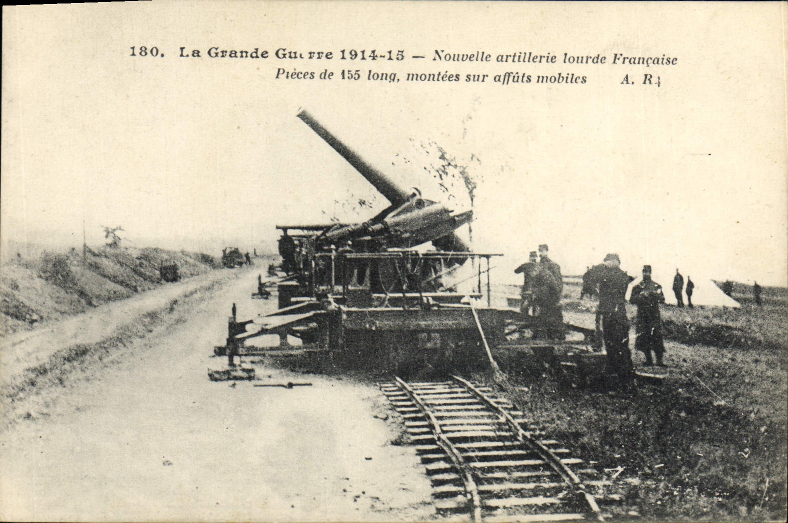 CPA Militaria Nouvelle artillerie lourde francaise Pieces de 155 long montees sur affuts mobiles 