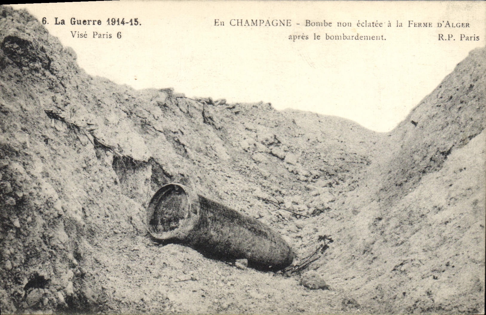 CPA Militaria En Champagne Bombe non eclatee a la ferme d'Alger apres le bombardement 