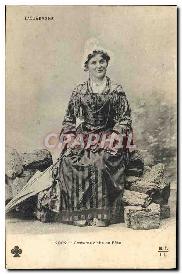 CPA Folklore Auvergne Costume riche de fete