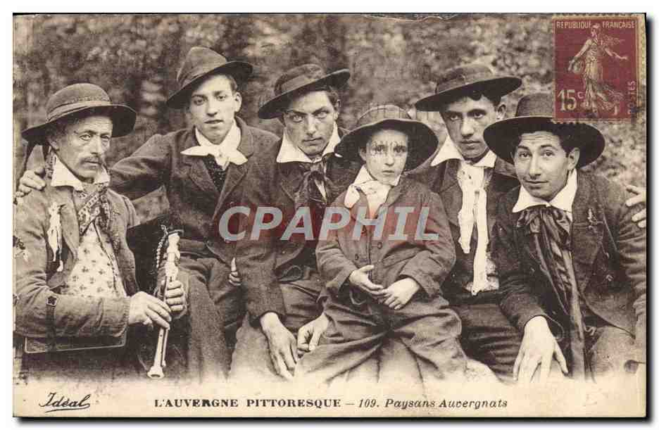 CPA Folklore Auvergne Paysans Auvergnats