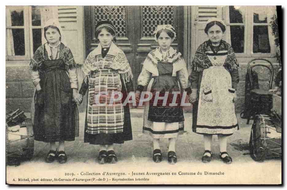 CPA Folklore Auvergne Jeunes Auvergnates en costume du Dimanche Tambour