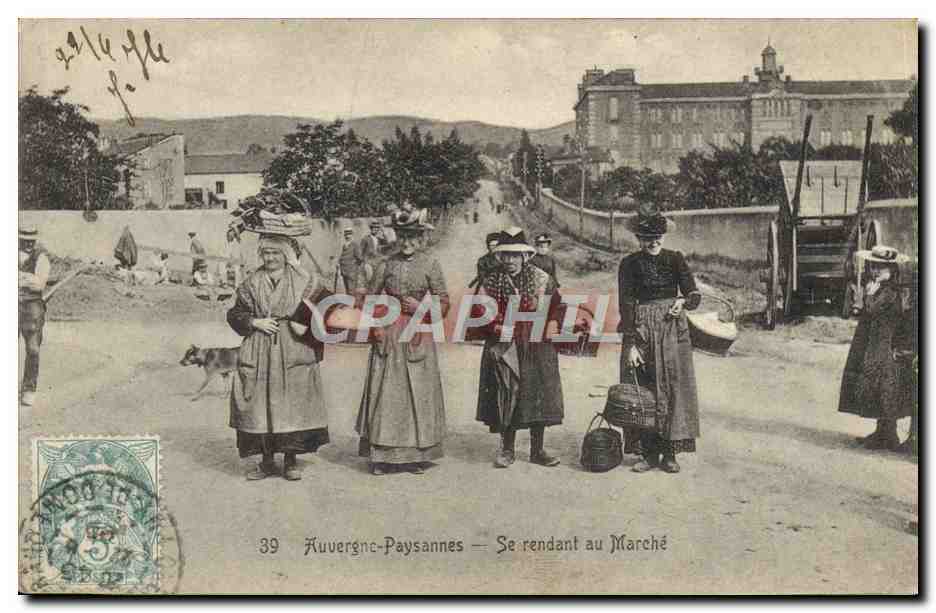 CPA Folklore Auvergne Paysannes Se rendant au marche TOP