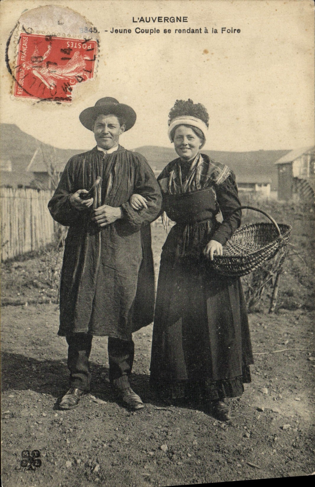 CPA Folklore Auvergne Jeune couple se rendant a la foire TOP