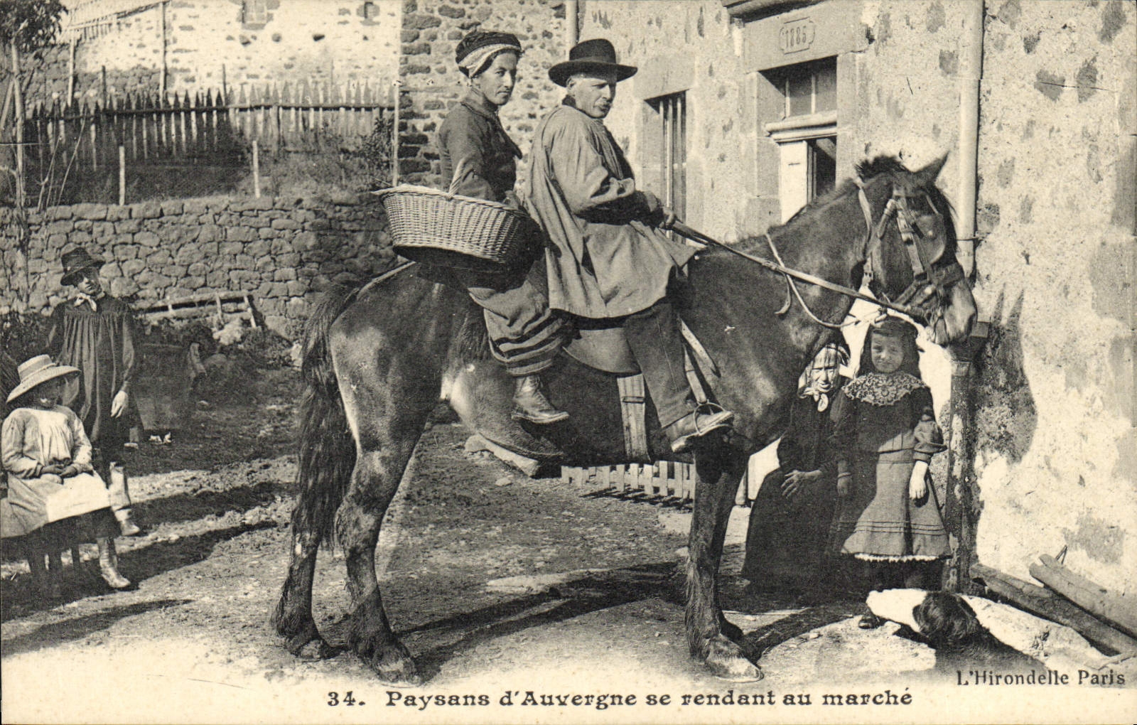 CPA Folklore Paysans d'Auvergne se rendant au marche Cheval TOP